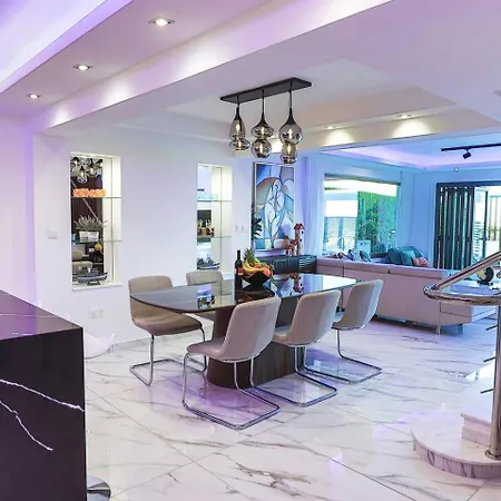 Melania Luxury With Private Heated Pool فيلة Klorakas