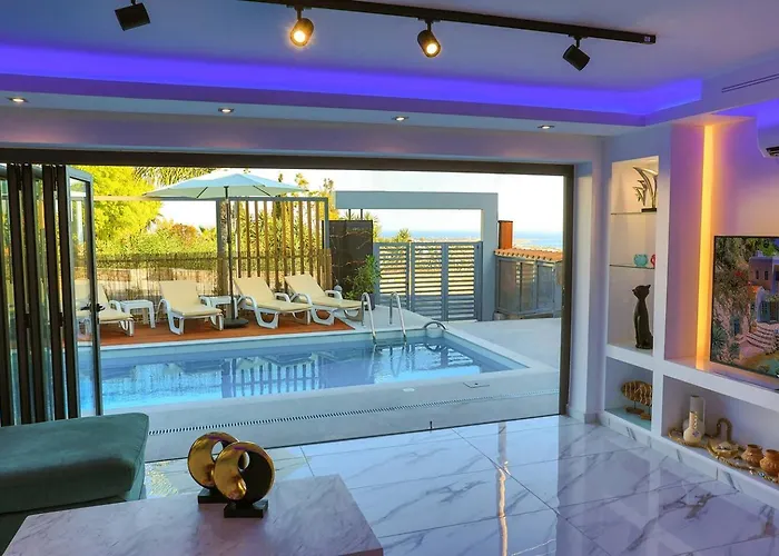 Melania Luxury With Private Heated Pool Klorakas